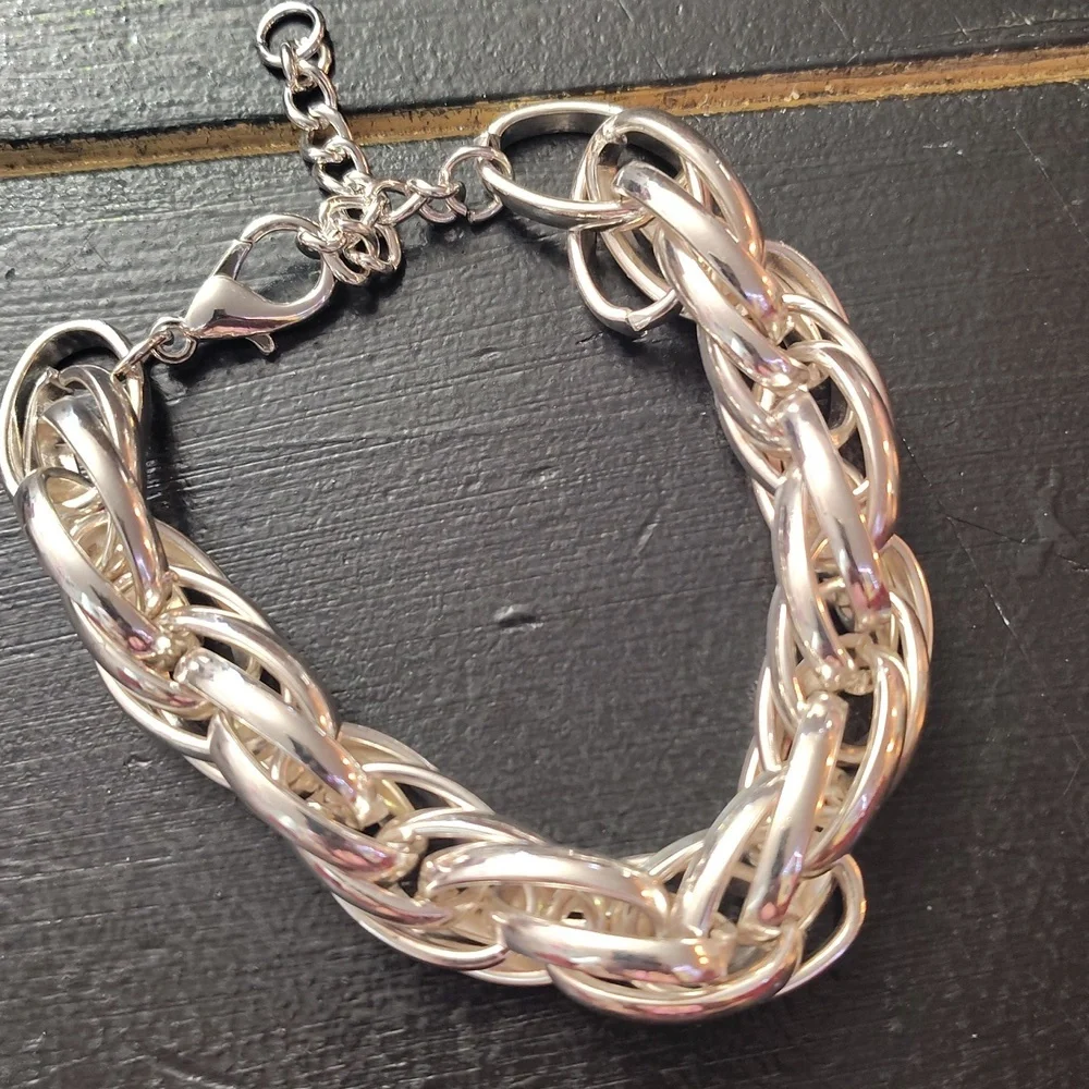 Elegant Silver Chain Bracelet - Picture 2 of 12